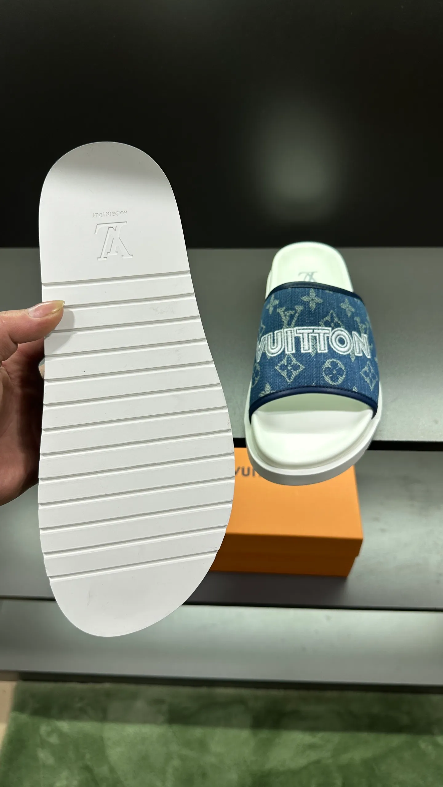 [L Home] P: 300💰Size: 38-45 Top purchasing lv men's summer slippers, classic presbyopia with soft real leather lining, unique color splicing effect, distinctive personality, fashionable and trendy essential style, light and comfortable. Lightweight and tough rubber insole, micro ridged foam outsole, super comfortable!
